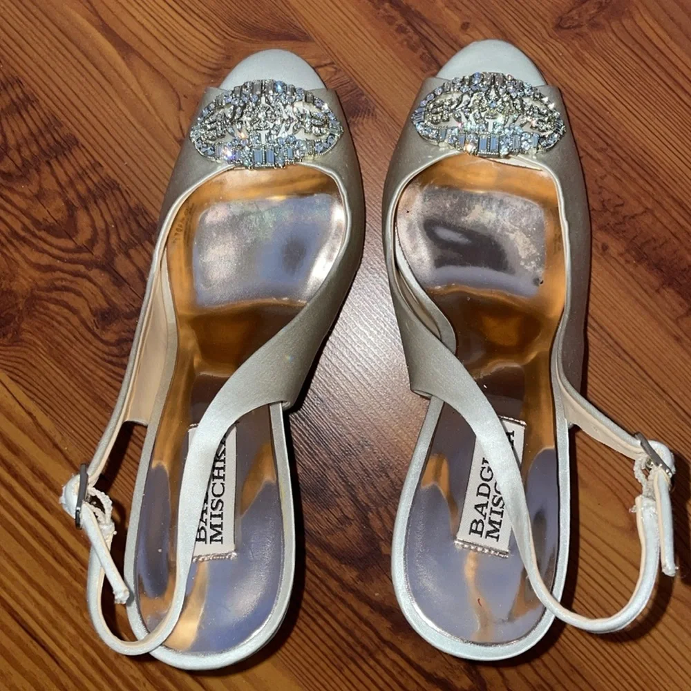 Badgley Mischka beautiful in excellent condition with box and dust bag. 8-1/2. - Picture 7 of 14
